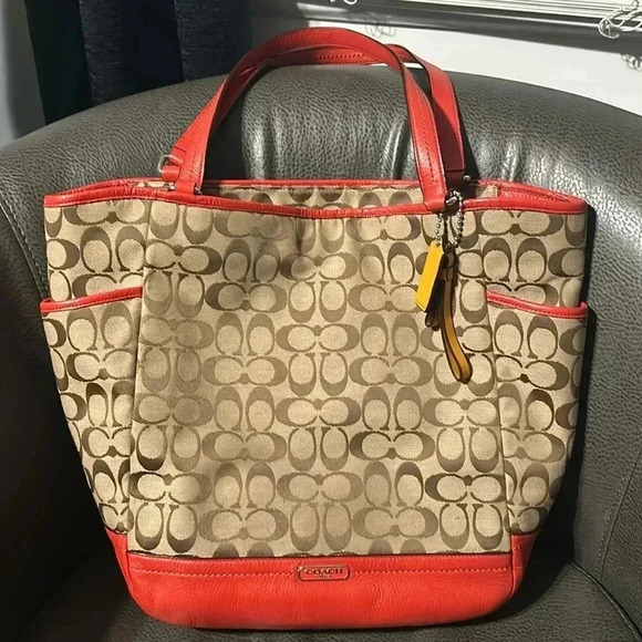 Authentic Coach Purse with 3 inside pockets and 3 outside pockets - Picture 1 of 12